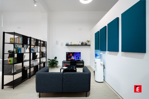 area relax ufficio moderna con divano grigio