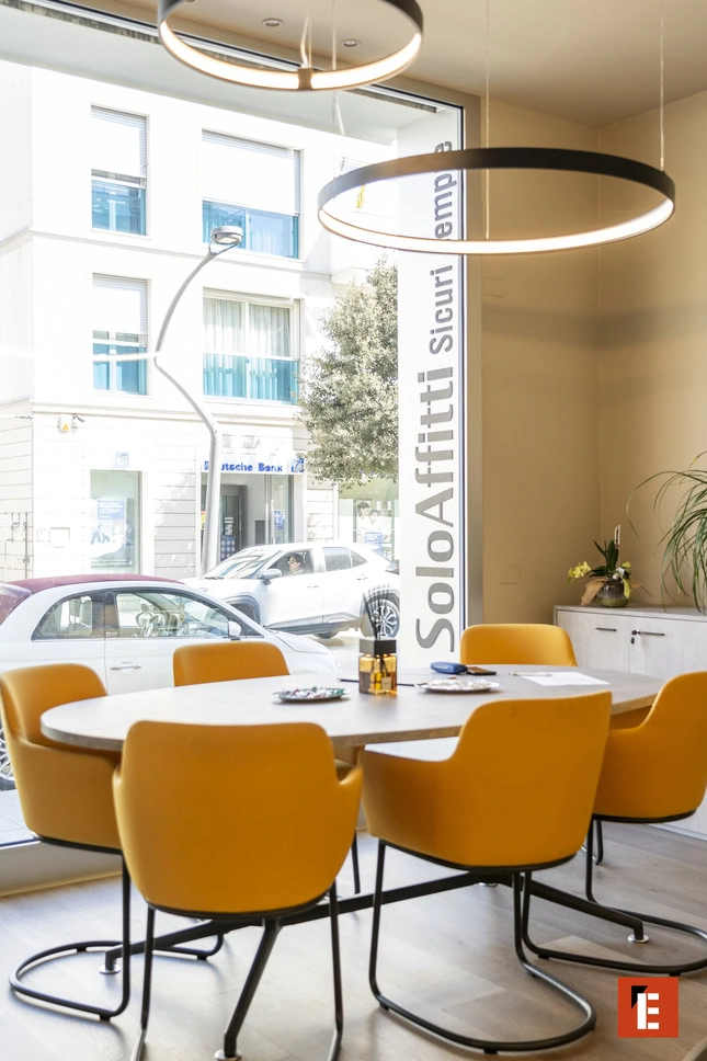 sala riunioni moderna con vetrata e sedie gialle