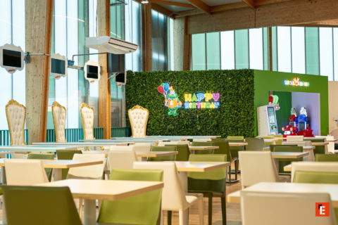 salle danniversaire enfants: trônes et aire de jeux