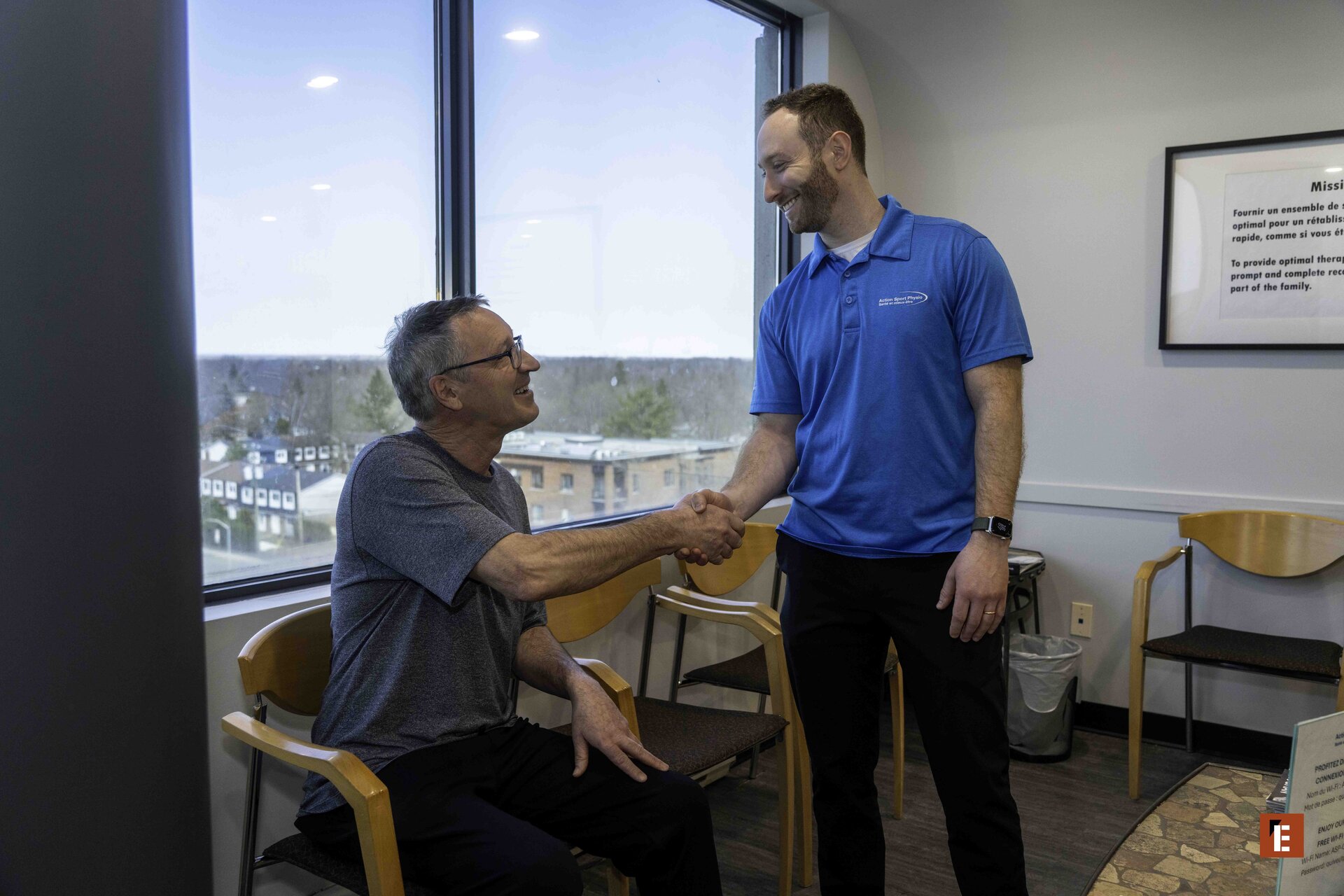poignée de main chaleureuse en salle dattente