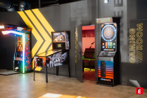 salle de jeux arcade industrielle : flipper et fléchettes