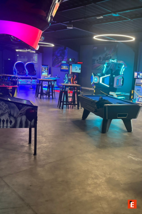 arcade urbaine néon avec simulateurs et billard