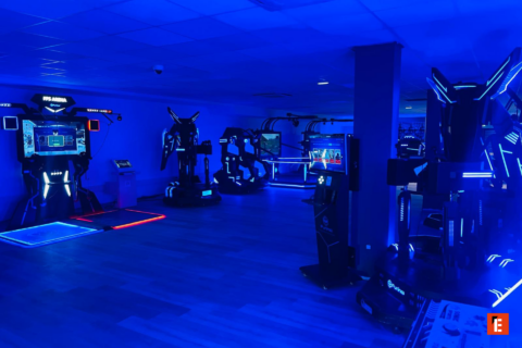 salle de jeux vr futuriste au néon bleu