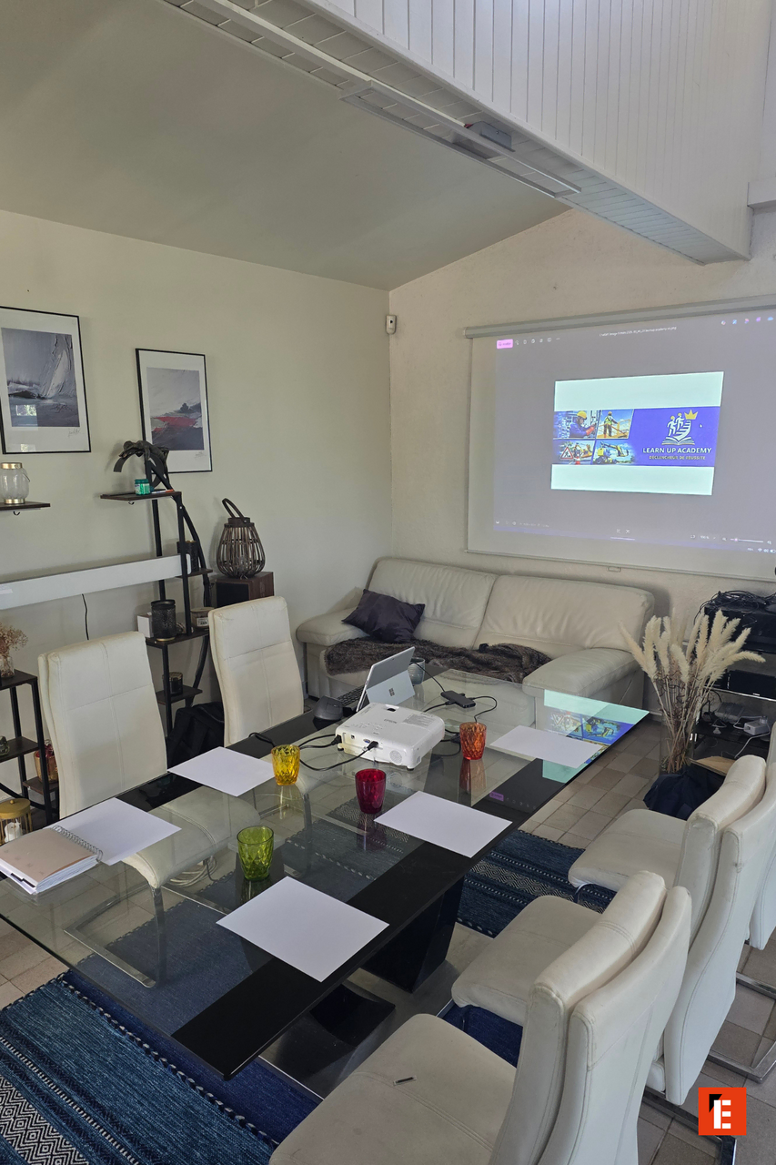 salle de réunion lumineuse avec projecteur et canapé