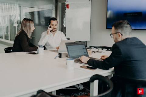 salle de réunion moderne et vidéoconférence collaborative