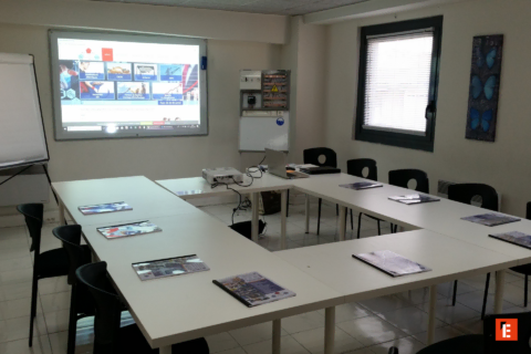 salle de formation prête : tables en u et projecteur