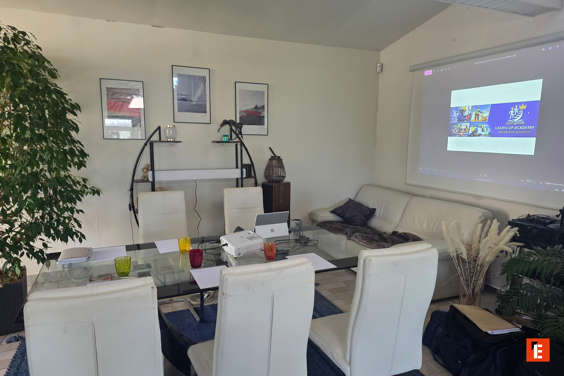 salle de réunion cosy avec Écran de projection