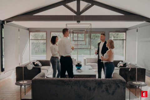 salon moderne convivial avec quatre invités