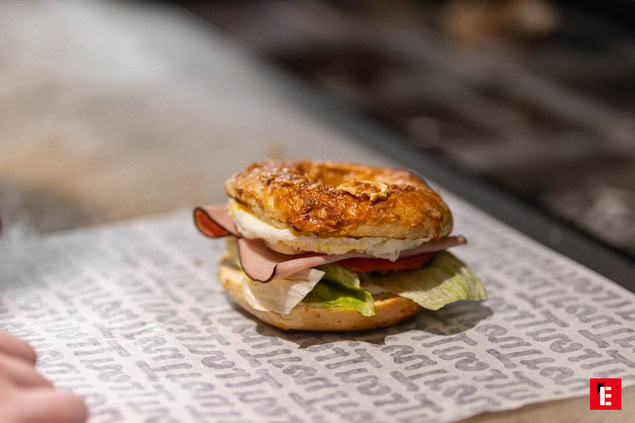 sandwich déjeuner Œuf, jambon et tomate sur pain au fromage