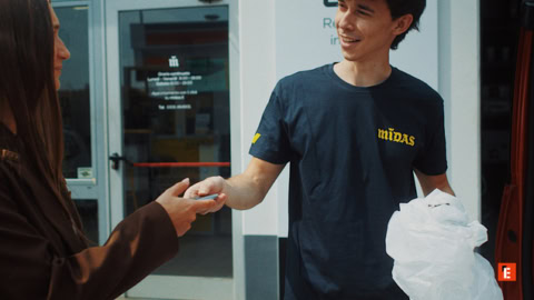 consegna di chiavi alla porta con sorriso