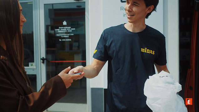 consegna di chiavi alla porta con sorriso