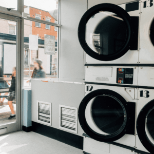 lavandería urbana: secadoras frente a la calle