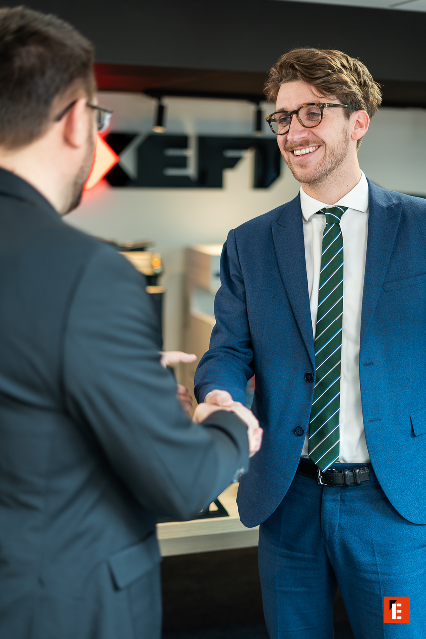 poignée de main daffaires au bureau