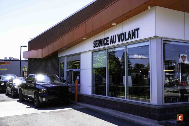 service au volant moderne À façade vitrée