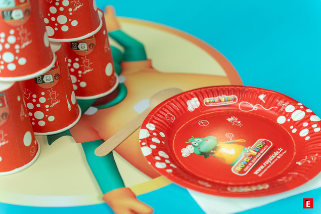 vaisselle jetable rouge et turquoise pour anniversaire enfant