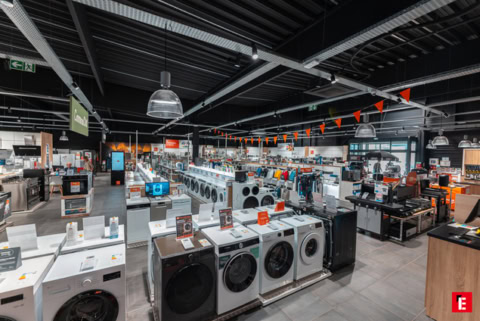 showroom Électroménager moderne — lave linge blancs et noirs