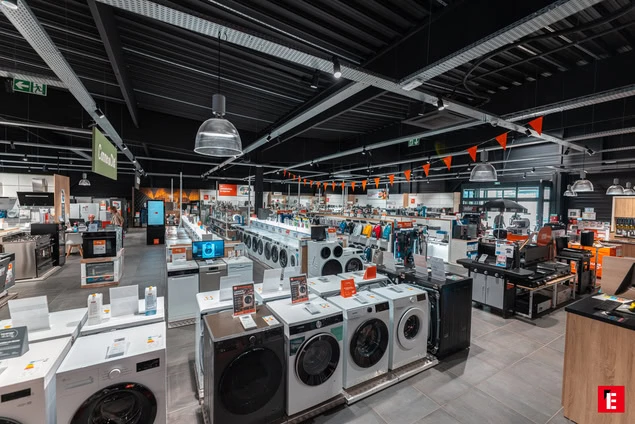 showroom Électroménager moderne — lave linge blancs et noirs
