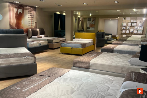 showroom di materassi con letto giallo in evidenza