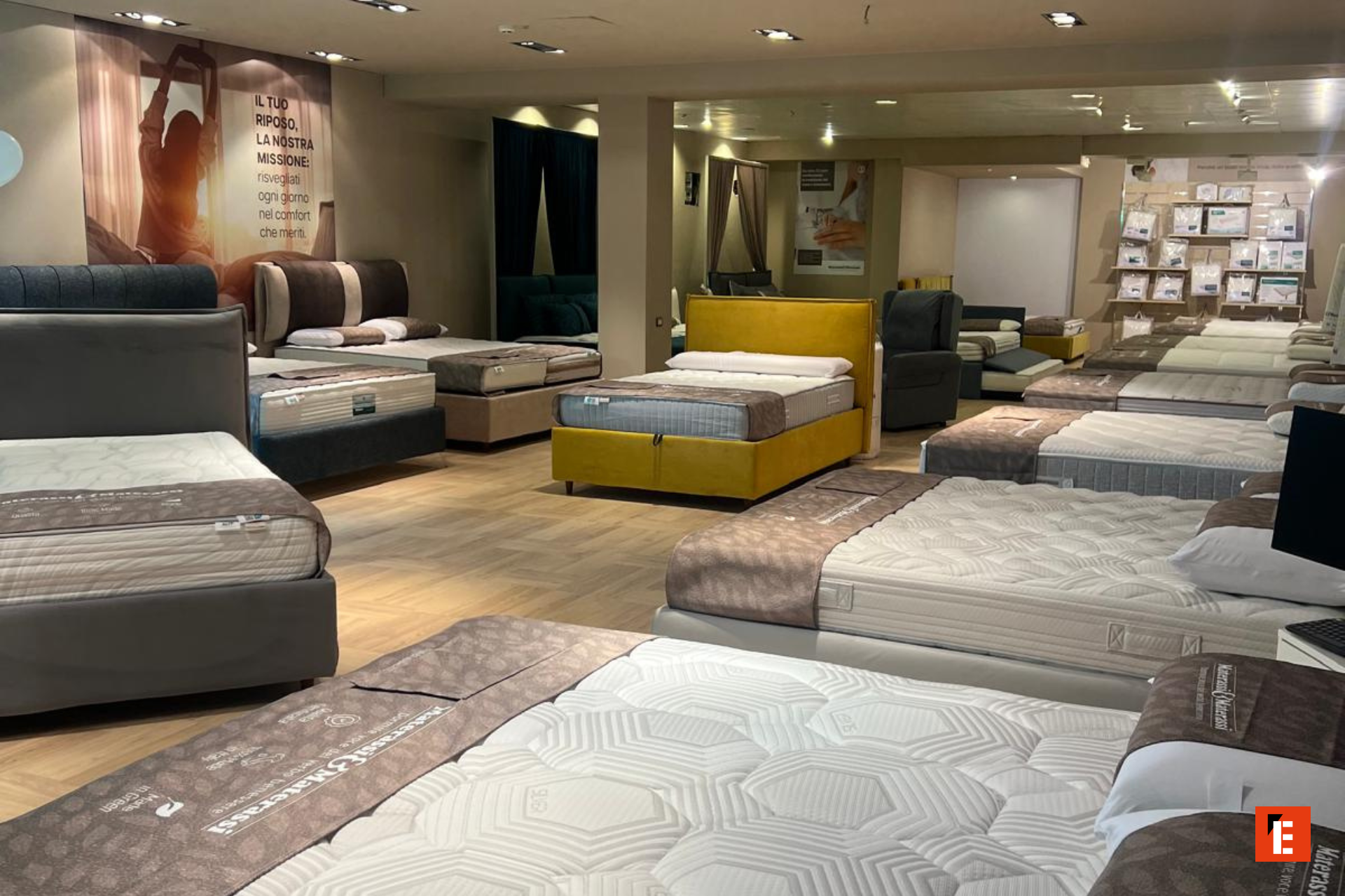 showroom di materassi con letto giallo in evidenza