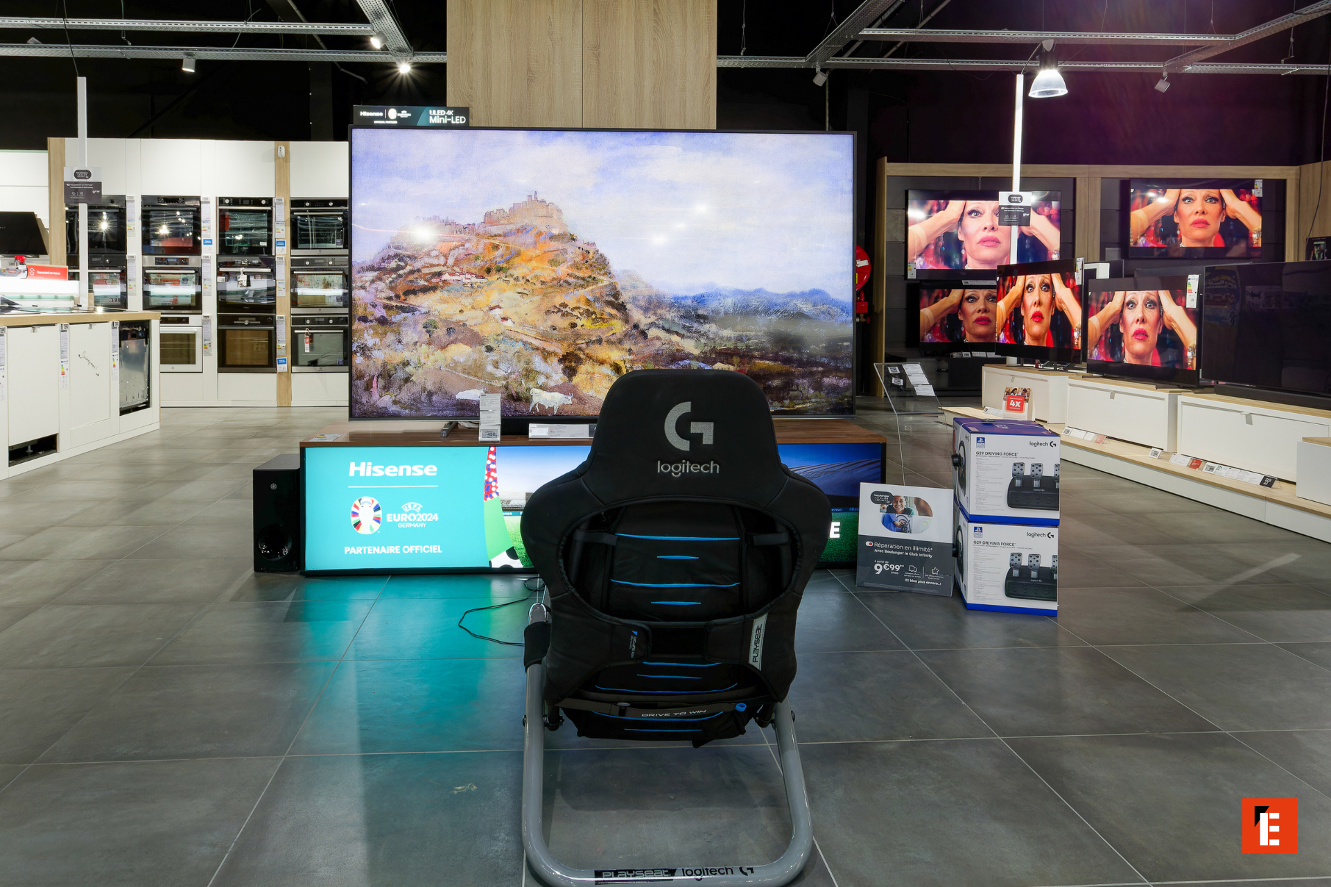 chaise gamer logitech face au grand téléviseur hisense