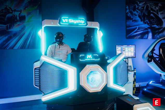 simulateur vr skyship : cockpit néon bleu immersif