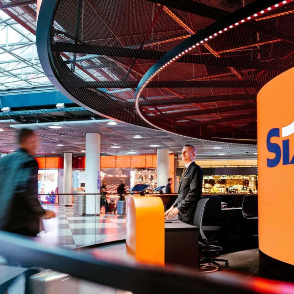 sixt mietwagen schalter im modernen flughafen terminal