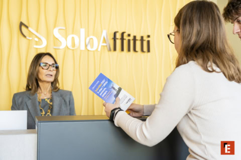 cliente consegna brochure allo sportello di soloaffitti