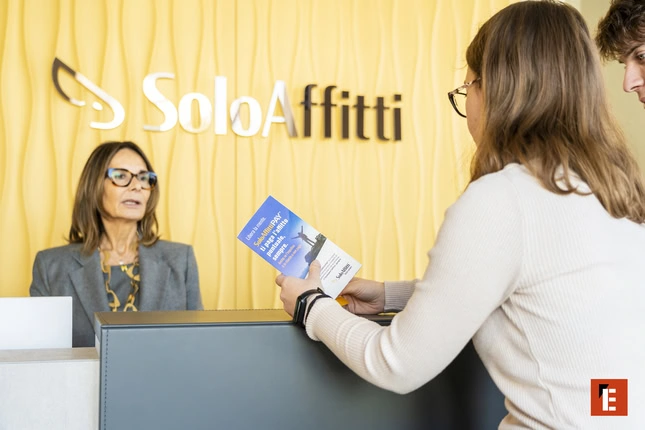 cliente consegna brochure allo sportello di soloaffitti