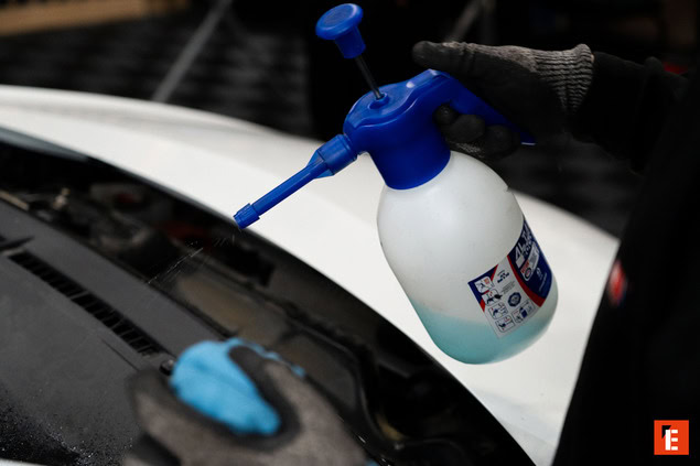 entretien auto : remplissage lave‑pare‑brise au pulvérisateur