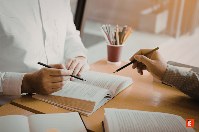 studio collaborativo: due persone con libri e matite