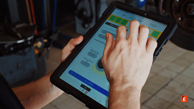 tecnico officina con tablet per diagnosi meccanica