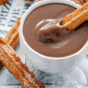 taza con chocolate con churros