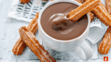 taza con chocolate con churros