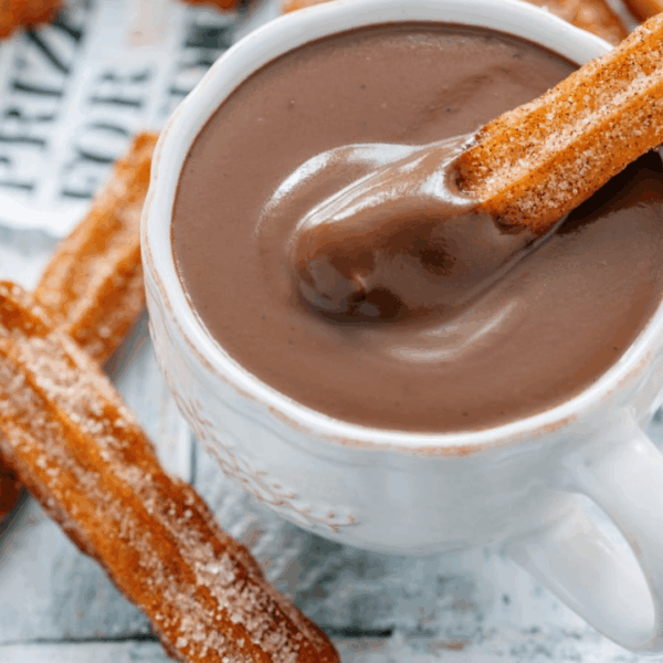 taza con chocolate con churros