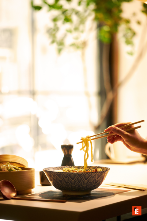 ramen al sol: tazón y palillos en luz dorada