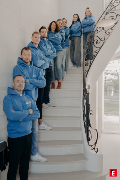 Équipe en sweats bleus sur l’escalier