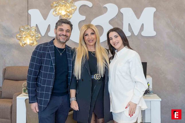 team alla reception del salone elegante m&m