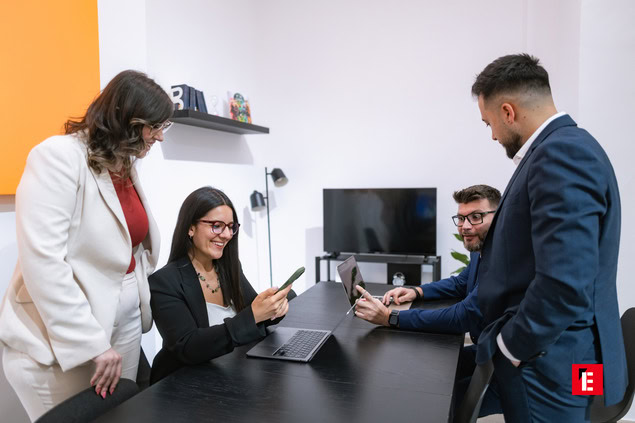riunione di team e collaborazione in sala moderna