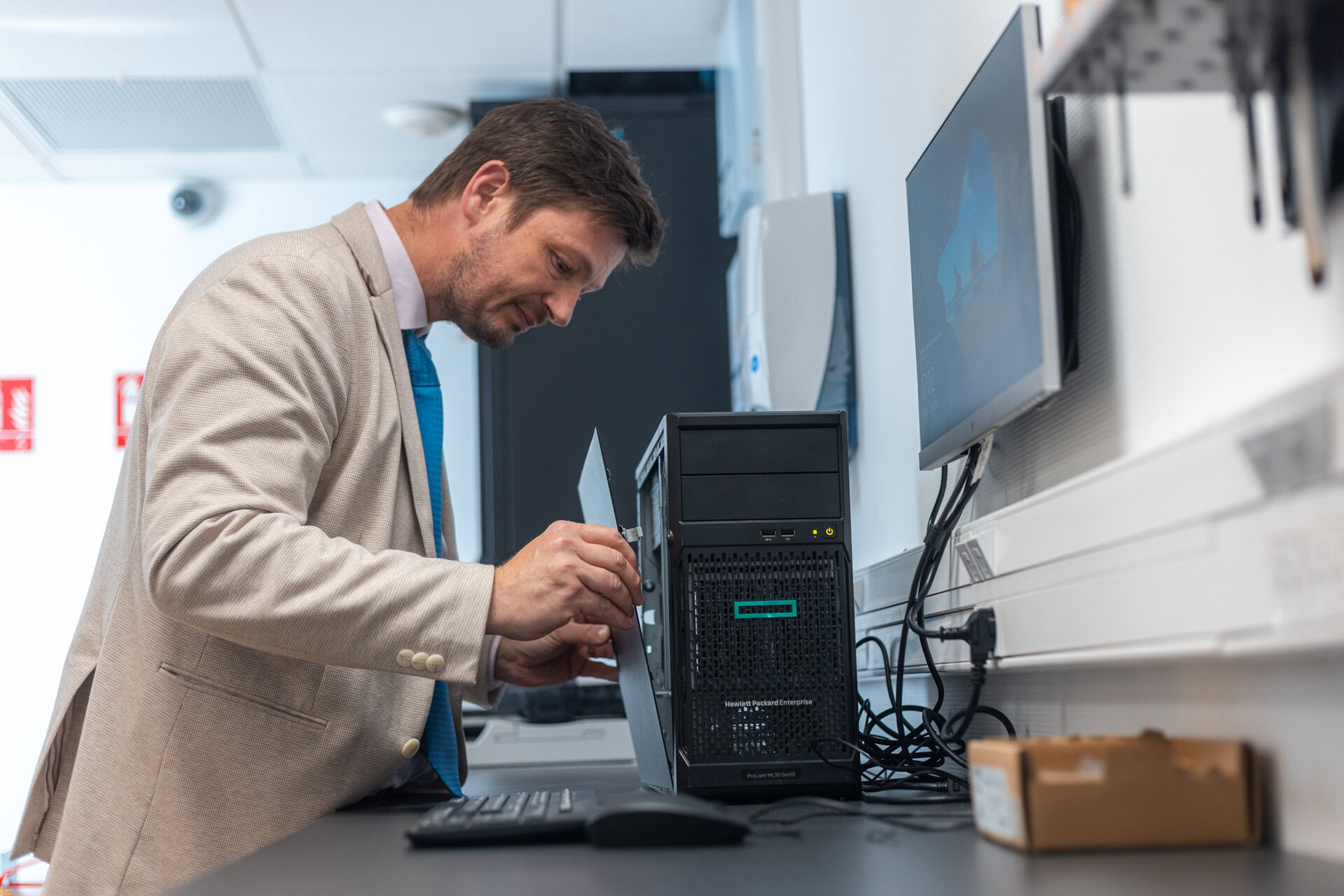 technicien répare serveur hpe en poste de maintenance