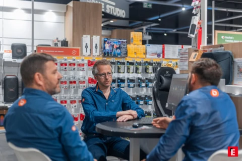 réunion de techniciens en magasin Électronique