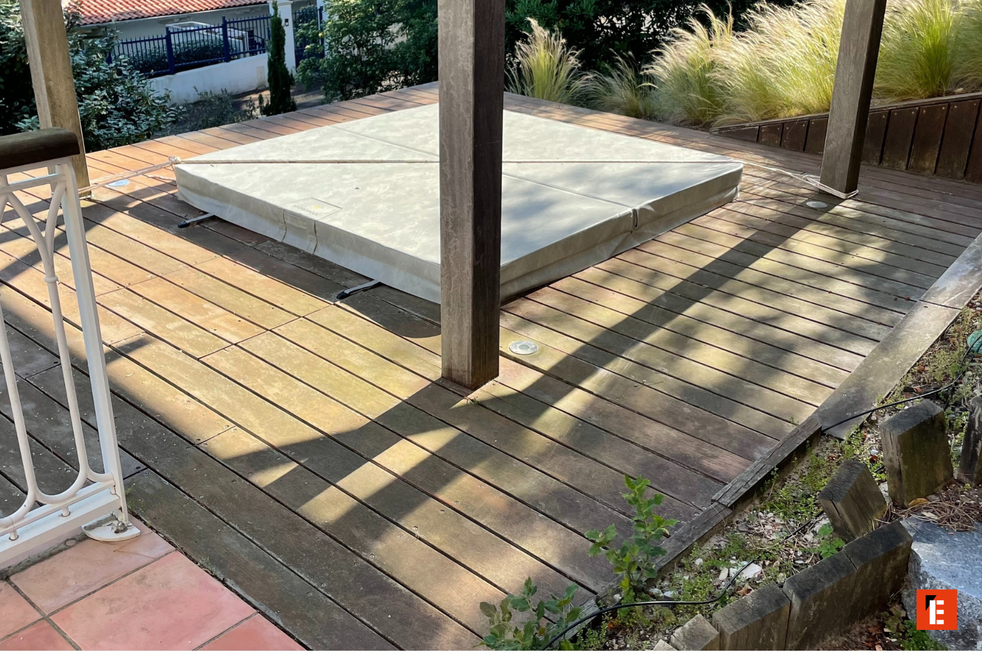 terrasse en bois avec couvercle de spa intégré