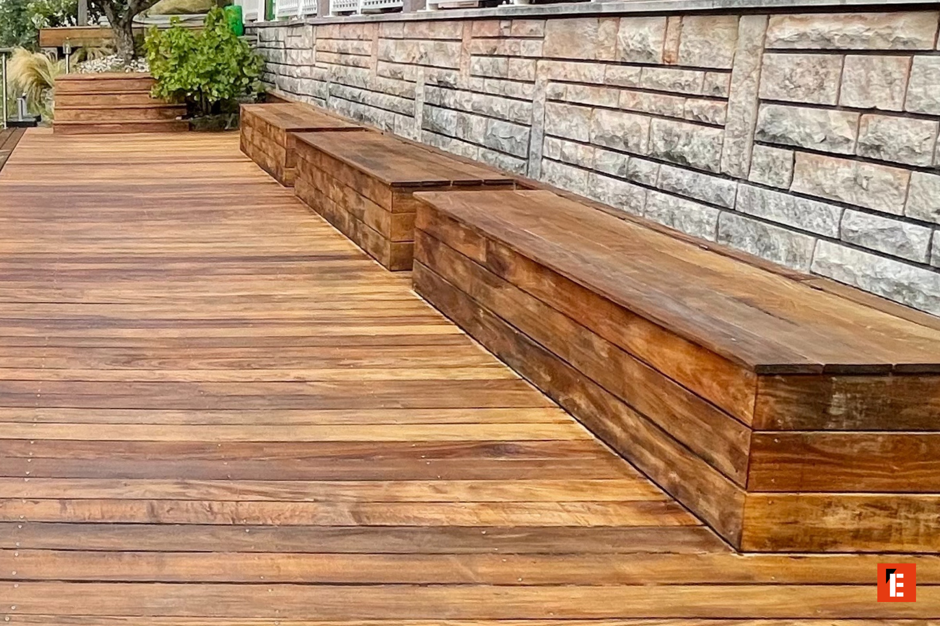 terrasse en bois moderne avec mur de pierre