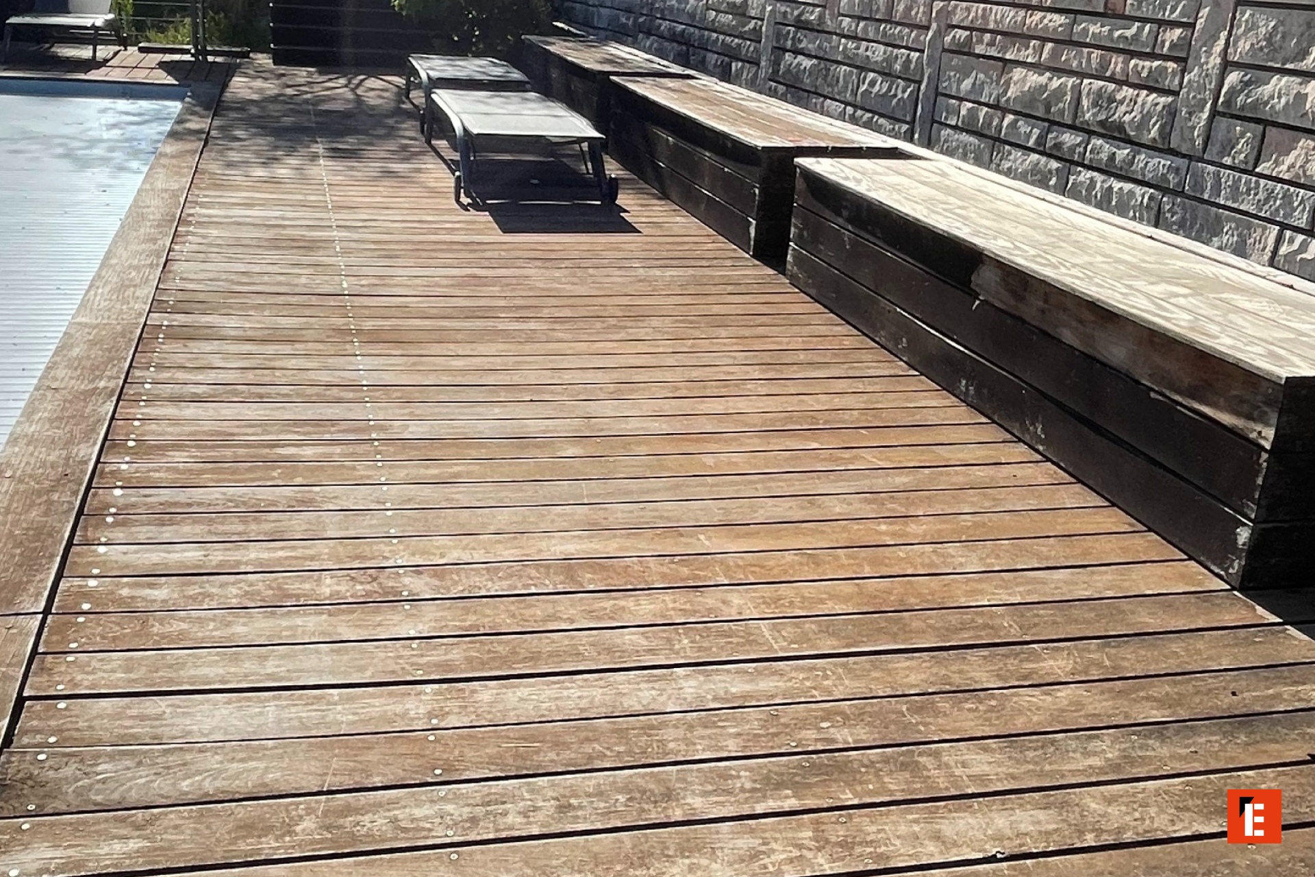 terrasse en bois ensoleillée avec piscine couverte