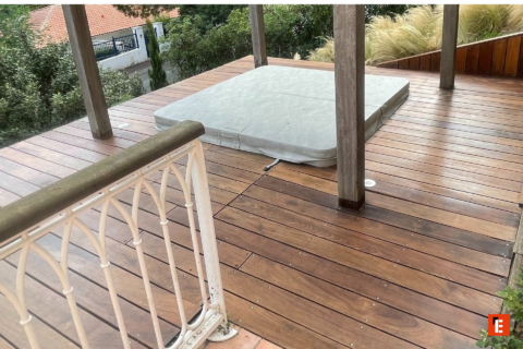 terrasse en bois avec spa et pergola