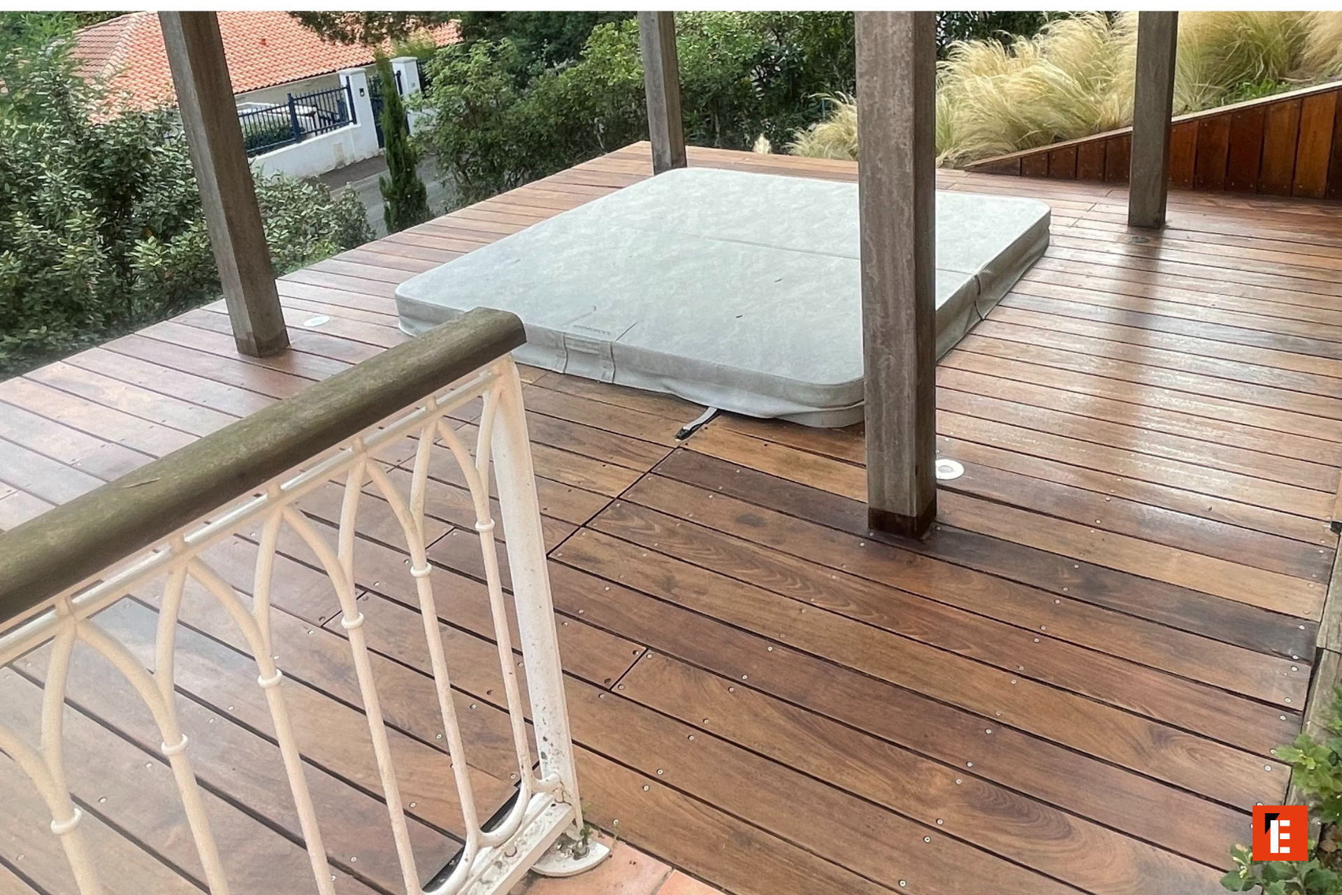 terrasse en bois avec spa et pergola