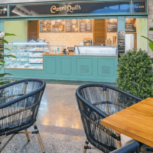 terraza con mesas y mostrado de canel rolls