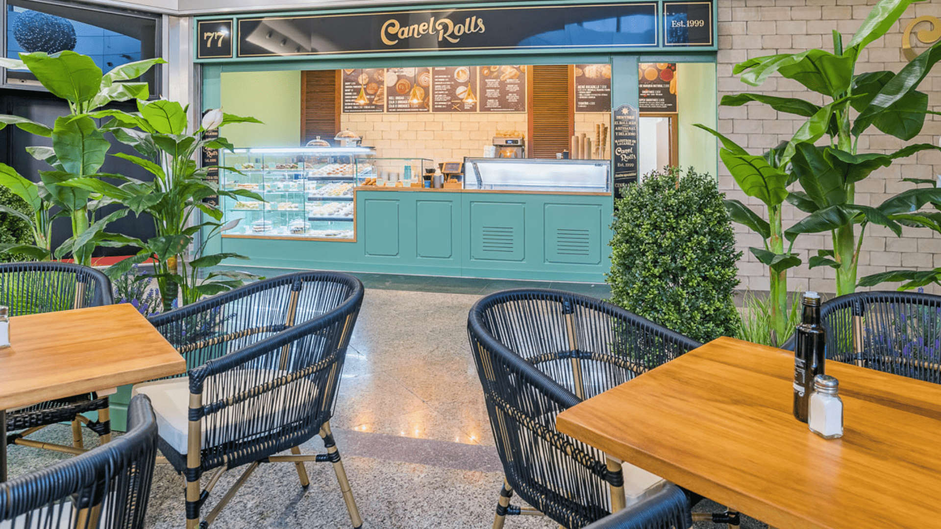 terraza con mesas y mostrado de canel rolls