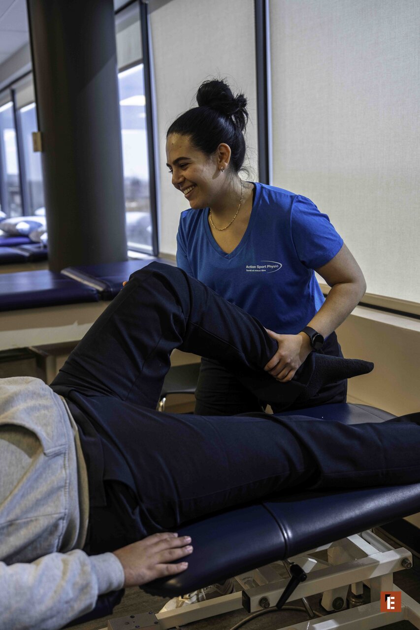 physiothérapeute en clinique: Étirement du genou