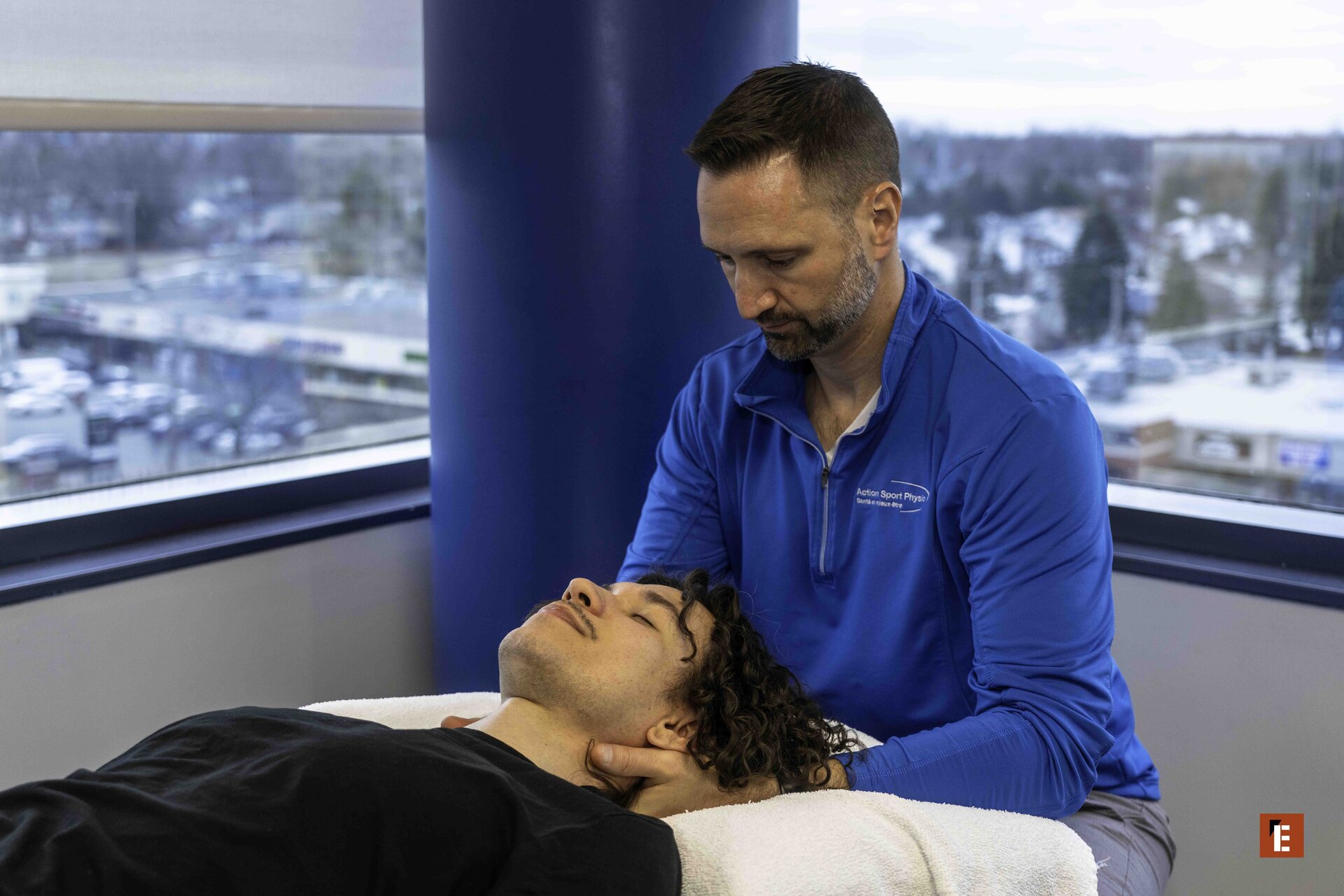 physiothérapeute soignant le cou d’un patient