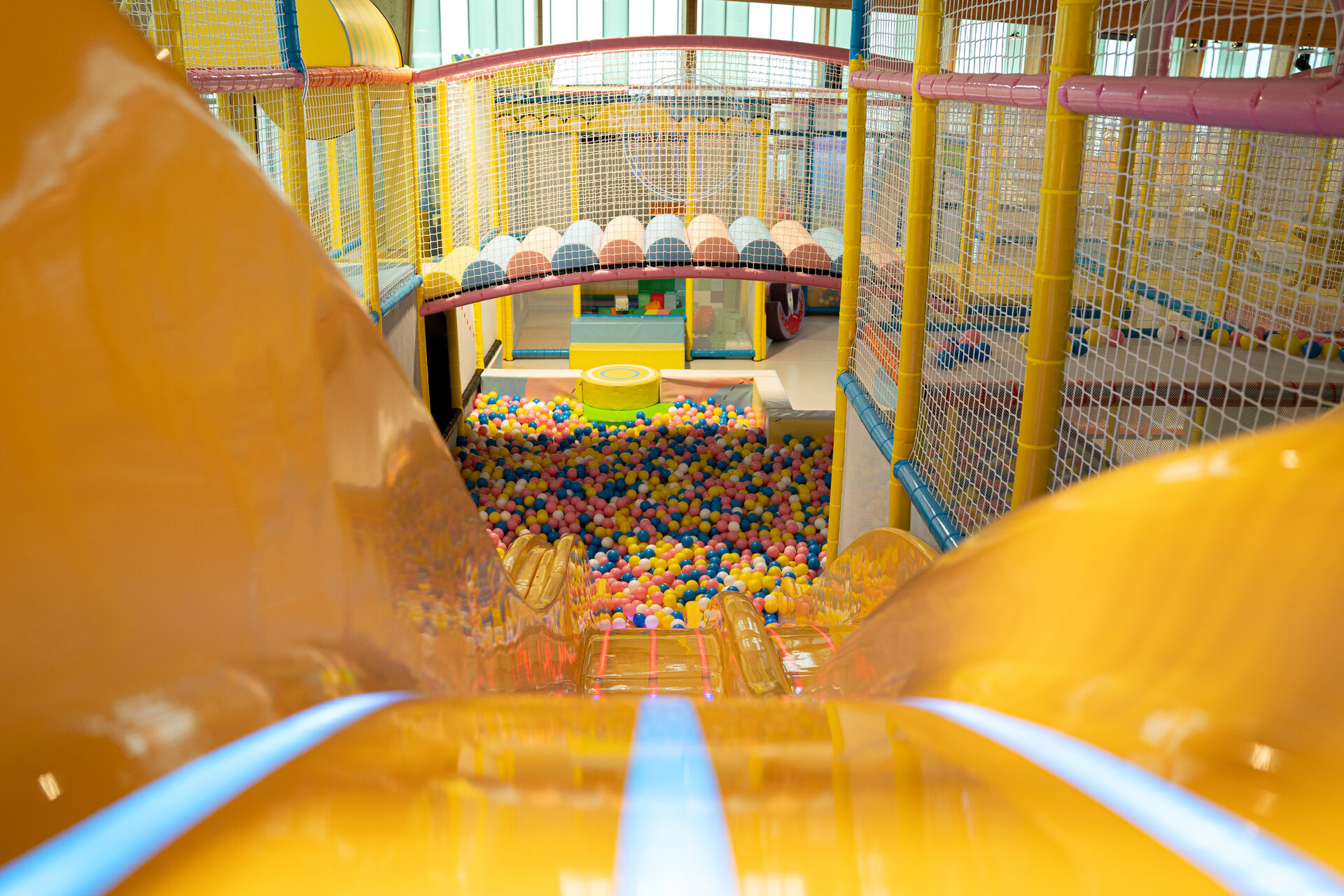 double toboggan orange sur piscine à balles